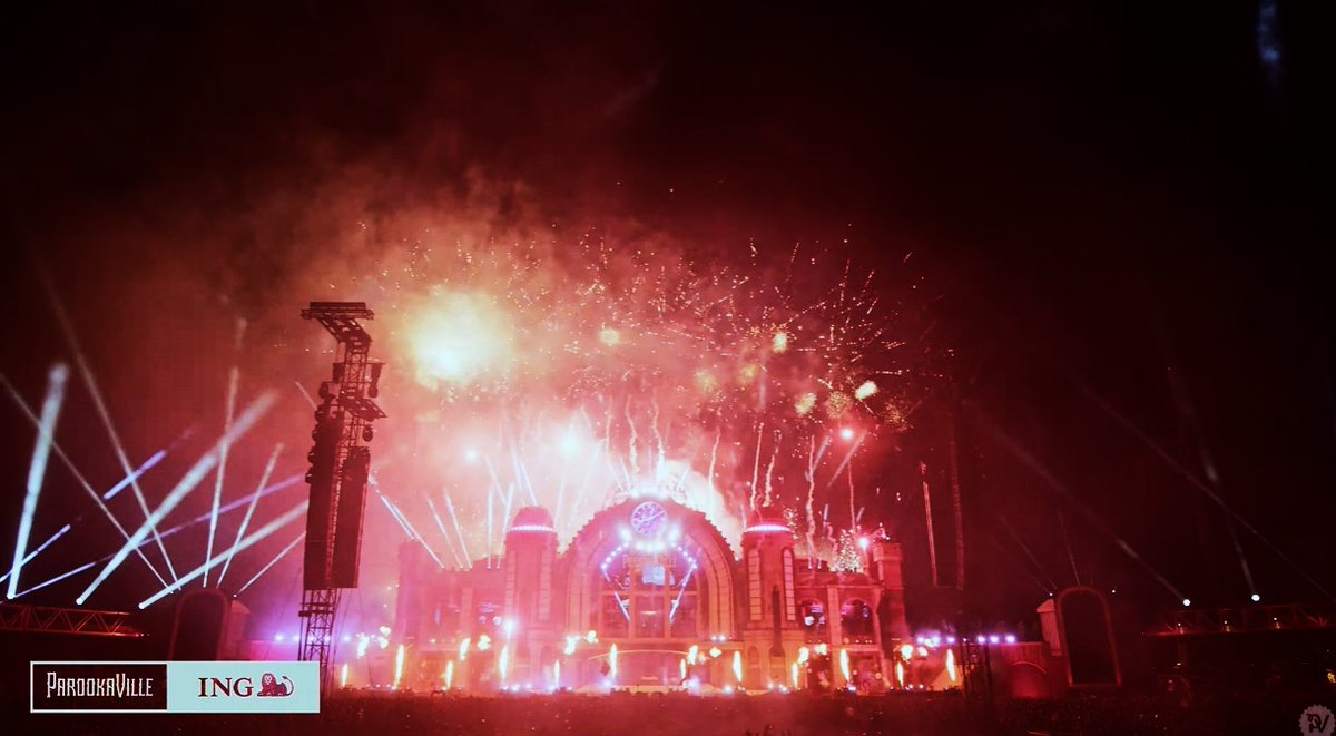 clyrasays's tweet photo. WOW. Fireworks show just cracked open the sky.
Hearts lit. Eyes wide.
This is how we say goodbye.
#Parookaville #FireworksFinale https://t.co/4ZSHwLOCF1