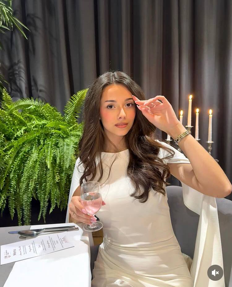 A little bit of elegance and a touch of sparkle ✨🥂