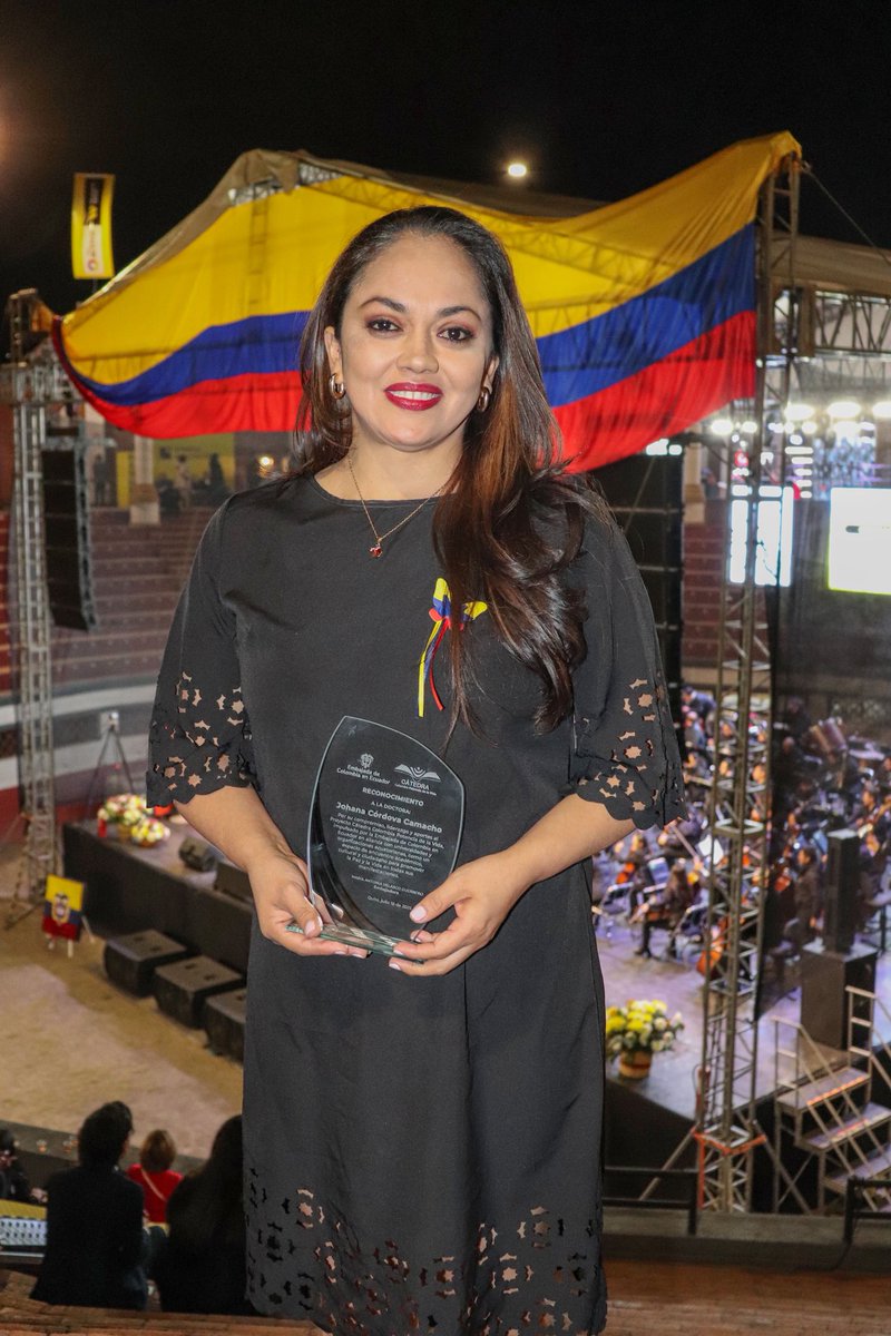 utpl's tweet image. 🎖️Nuestra docente de Comunicación UTPL, Jhoana Córdova Camacho, fue reconocida por la Embajada de Colombia en Ecuador durante la Fiesta Nacional de Independencia 🇨🇴 este 18 de julio en la Plaza Belmonte, Quito.

📚 Este homenaje resalta su liderazgo y aporte en la Cátedra…