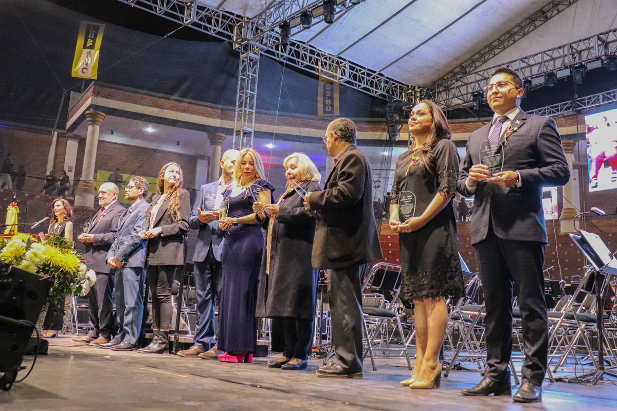 utpl's tweet image. 🎖️Nuestra docente de Comunicación UTPL, Jhoana Córdova Camacho, fue reconocida por la Embajada de Colombia en Ecuador durante la Fiesta Nacional de Independencia 🇨🇴 este 18 de julio en la Plaza Belmonte, Quito.

📚 Este homenaje resalta su liderazgo y aporte en la Cátedra…