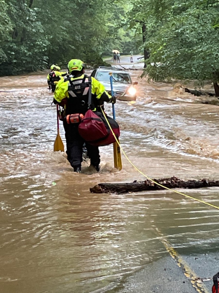 ffxfirerescue's tweet image. Around 7pm #FairfaxBravest responded to reports of a vehicle stuck in water in the 9200 blk of Old Dominion Dr in Great Falls. Units arrived to find a vehicle stuck in swift water with 7 occupants trapped. Crews worked quickly to rescue the occupants. There were no injuries.