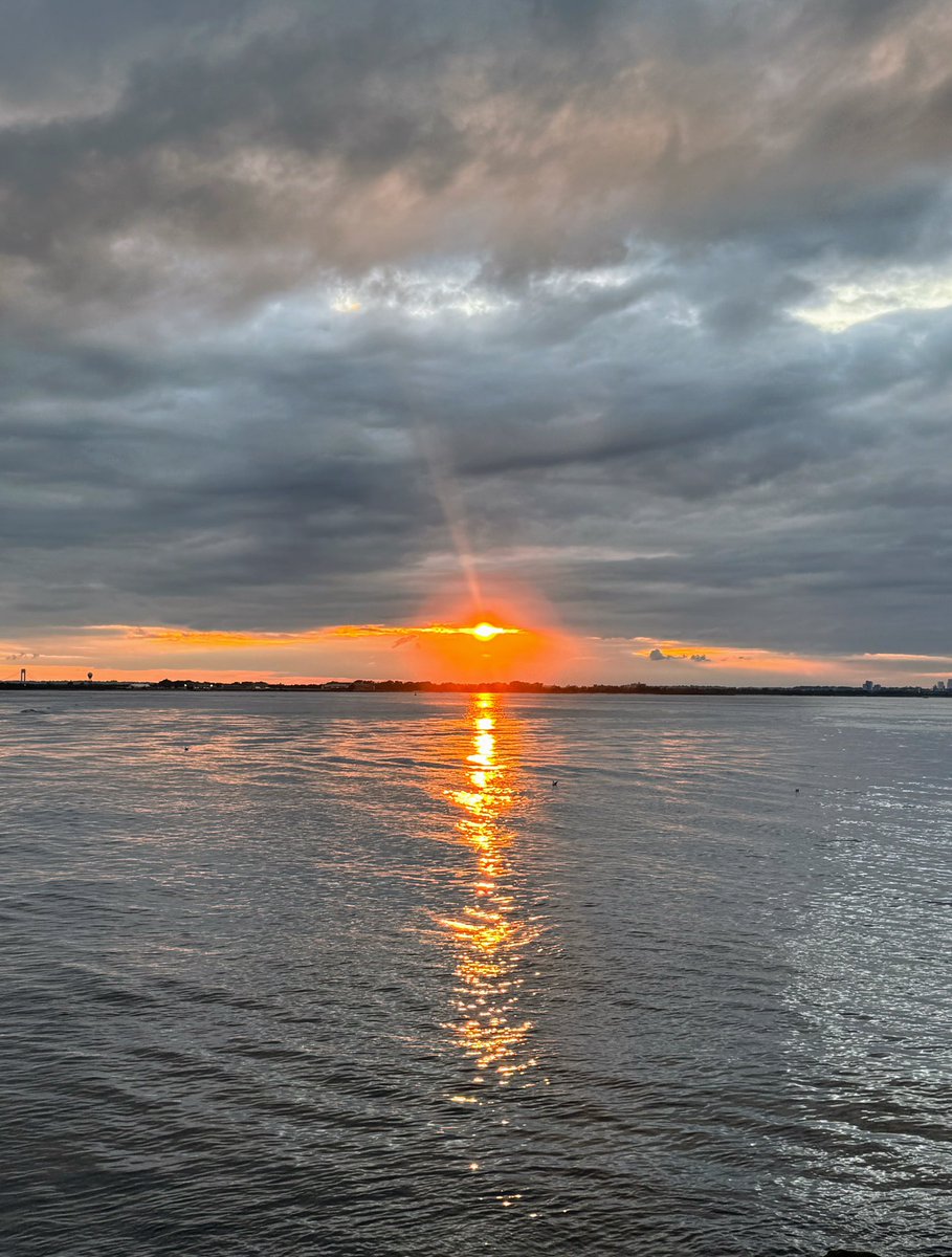 JoeFox's tweet image. I am living in Rockaway long enough to feel like watching the movement of the setting and rising of the sun throughout the year is like seeing a really good movie, over and over again, one I will never tire of. Good night Rockaway, good night everyone