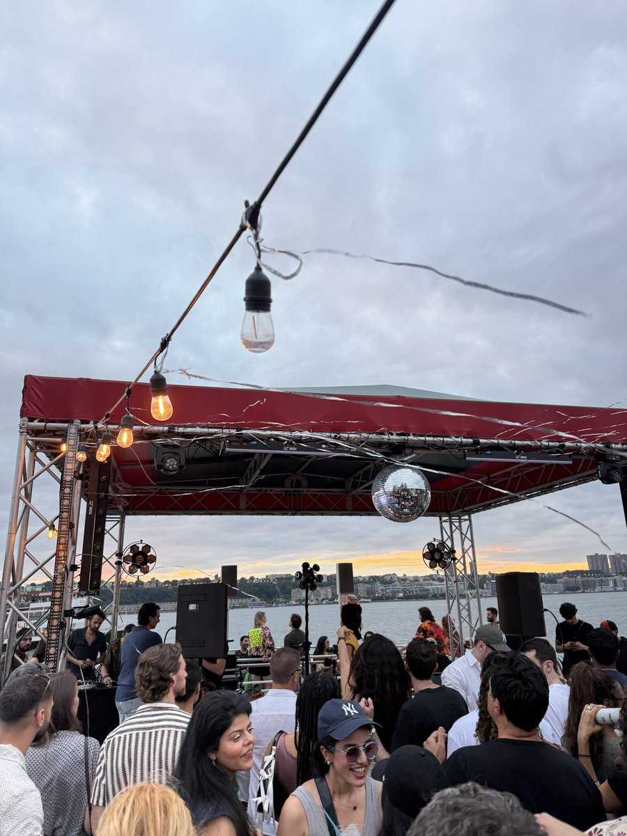 Mid30sManhattan's tweet image. Progressive house. Sunset. On the water. Expand.