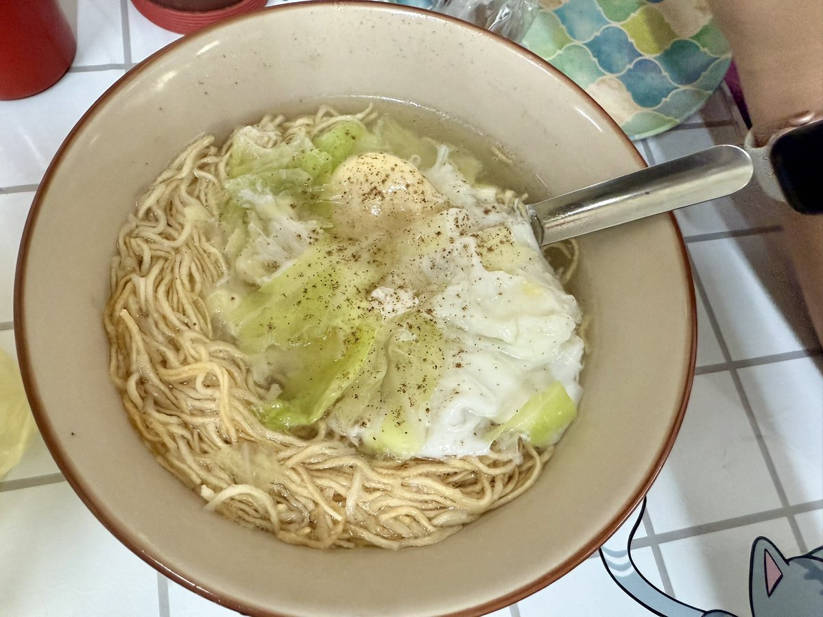 免费的酒店早餐小朋友们不要吃
就要出来小巷子里吃火腿蛋三明治🥪蛋饼和鸡丝面😂是我亲生的无疑了