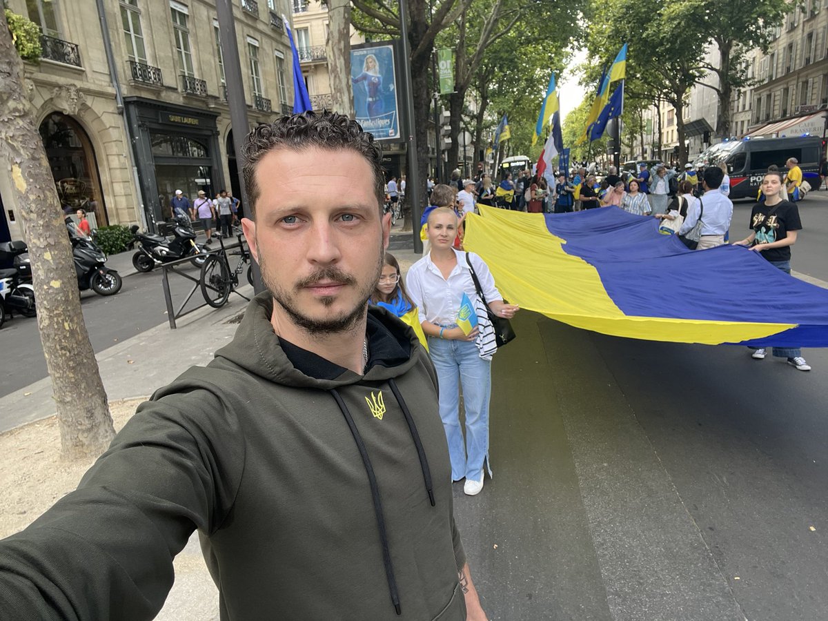 Aujourd’hui à la manifestation de l’<a href="/union_ukr_fr/">Union des Ukrainiens de France</a> pour l’envoi des troupes européennes de paix sur le sol de l’#Ukraine 🇺🇦🤝🇫🇷🇪🇺