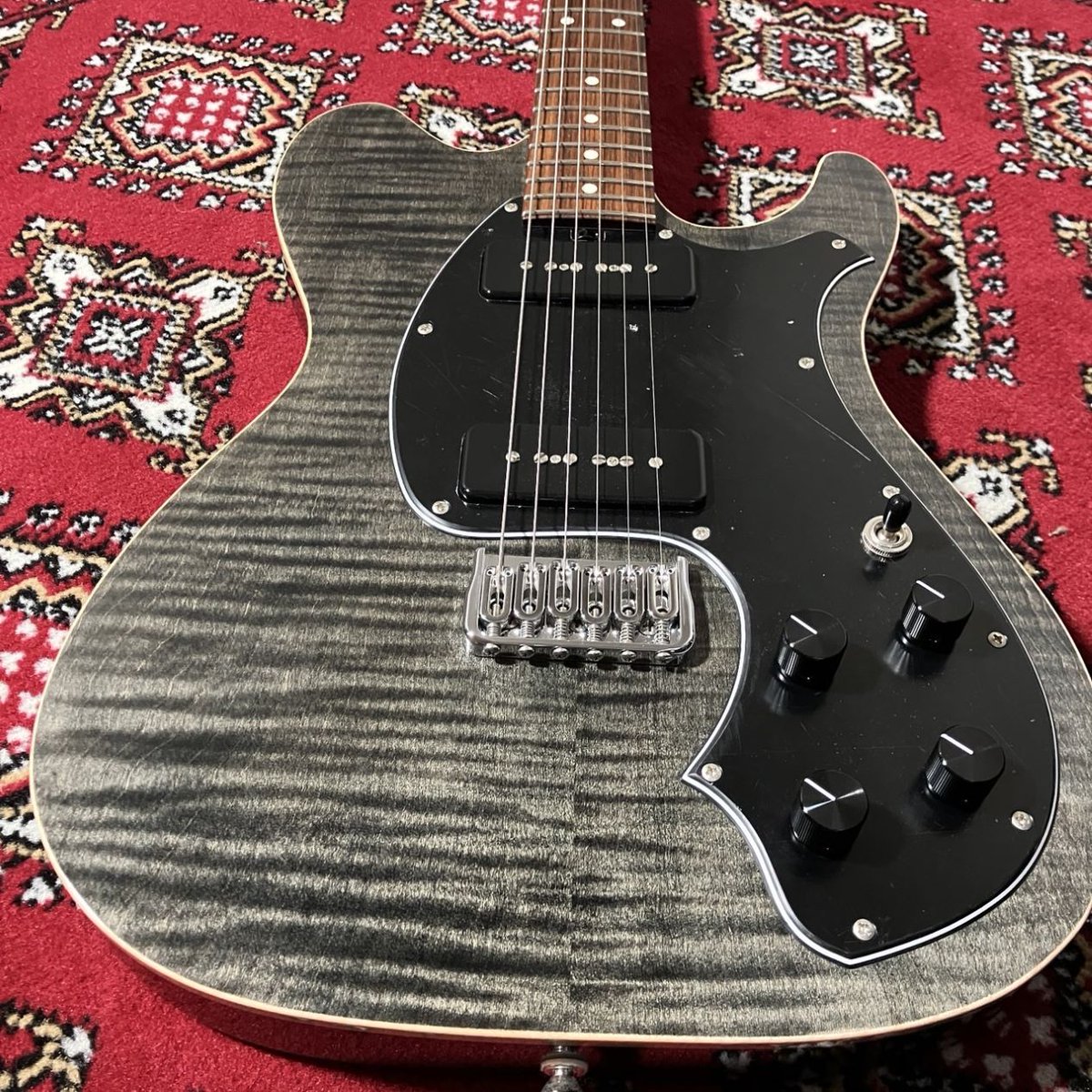 shima_nagakute's tweet image. 【店長おすすめの信州ギター①】Red house Guitars AlbaHolowFlameMaple!ホロウボディにP90タイプのPU、そしてHVC搭載で、しっかりと鳴ってくれるおすすめの1本!傷有りプレイヤーコンディションの為特価となっています!!#レッドハウス #信州ギター
Red house Guitars AlbaHolowFlameMaple