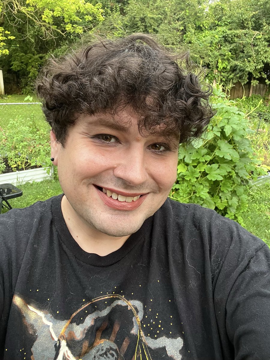 queerlara's tweet image. Couple of things I ask you to keep in mind please. I’ve only been on HRT 7 weeks, I suck at makeup, and I haven’t done any laser yet lol so go easy, but Hi oomfies! I’m Lara!