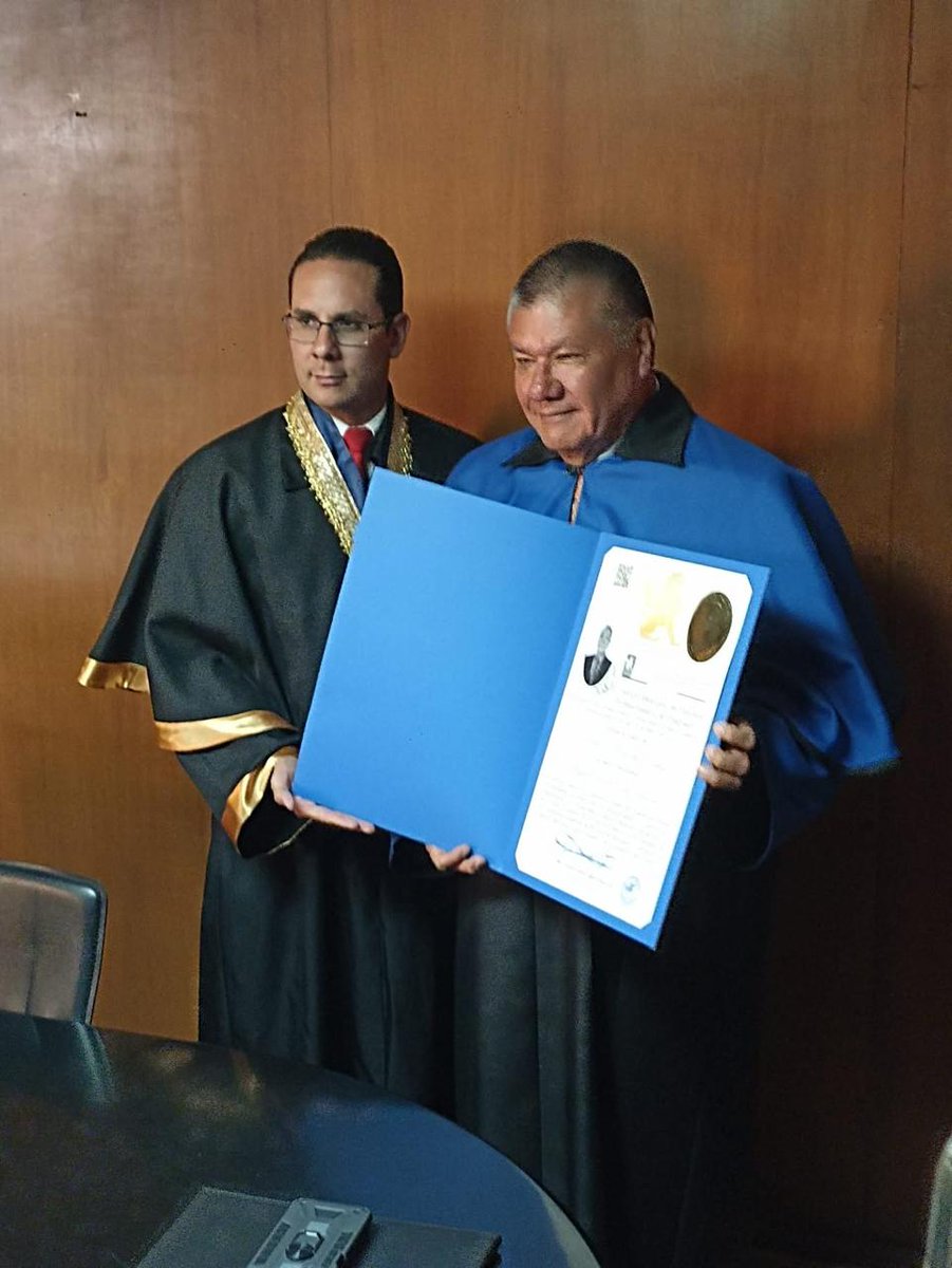Once Noticias (@oncenoticiastv) on Twitter photo 🎉👏 Once Noticias extiende una afectuosa felicitación a nuestro compañero Miguel de la Cruz (<a href="/migueldlacruz/">migueldelacruz</a>) por la obtención del grado de Doctor Honoris Causa en reconocimiento a sus 36 años de brillante trayectoria en el periodismo cultural. #OrgulloOnce 🎉👏 Once Noticias extiende una afectuosa felicitación a nuestro compañero Miguel de la Cruz (<a href="/migueldlacruz/">migueldelacruz</a>) por la obtención del grado de Doctor Honoris Causa en reconocimiento a sus 36 años de brillante trayectoria en el periodismo cultural. #OrgulloOnce