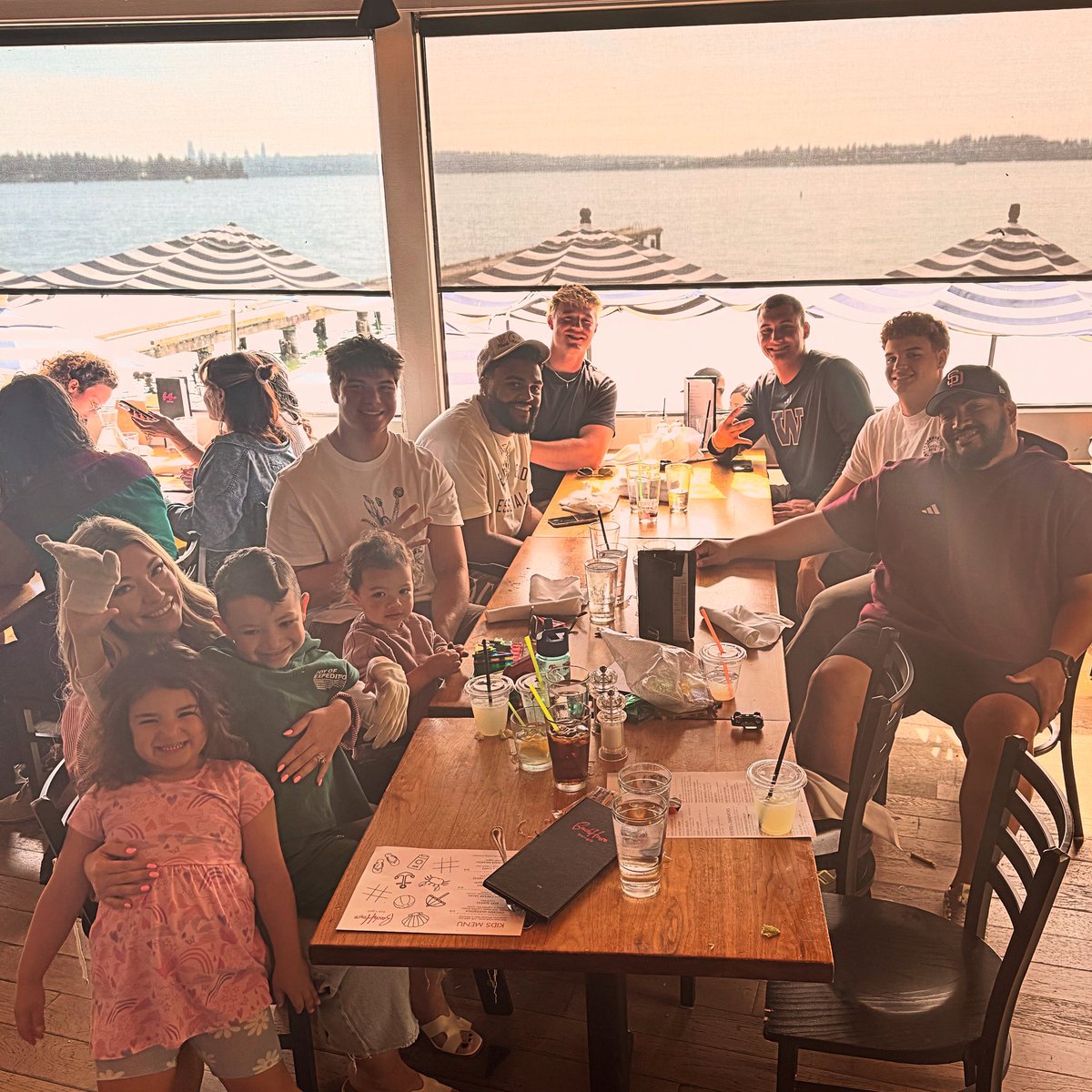 Thank you to @beachhousegrill for the opportunity to fellowship and spend some family time with the TEs. Something to prove this year… can’t wait to show out for #HuskyNation. #GoDawgs #ACES ☔️☔️☔️☔️☔️☔️☔️