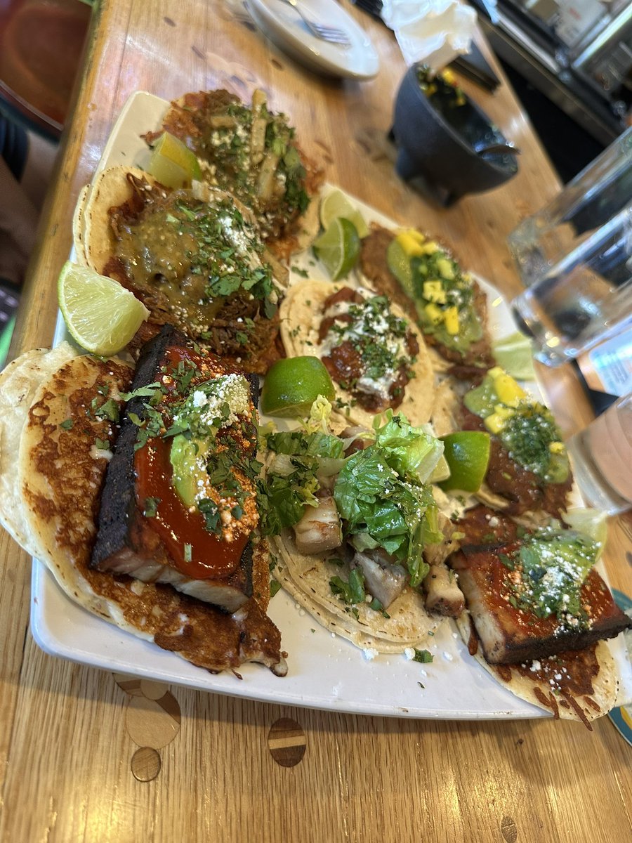 Smoked pork belly con ancho chili y coffee rub🤤

También, duck confit con salsa verde y salsa de mango

🐖🦆
