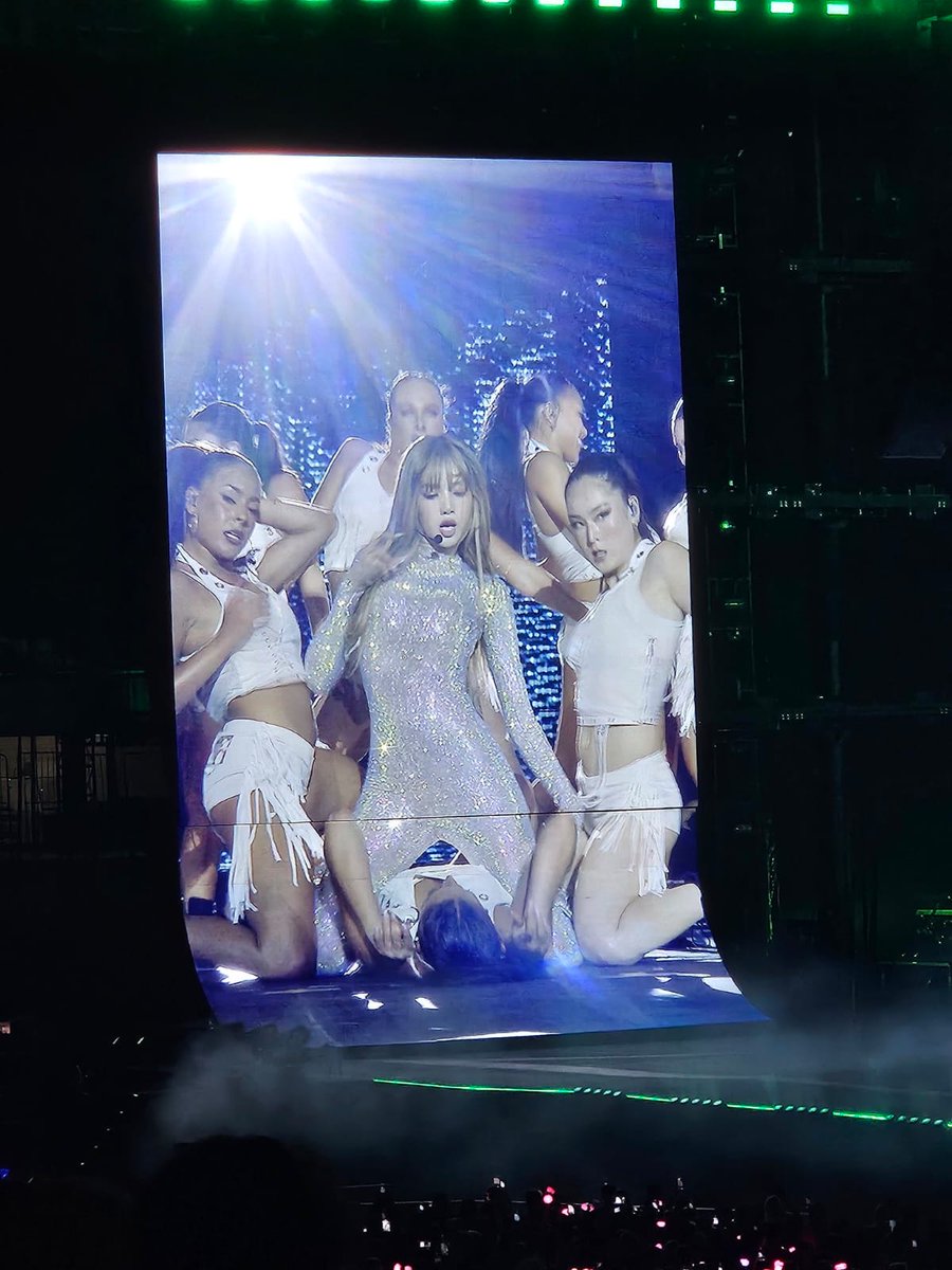 acervylisoo's tweet image. A Lisa tava igualzinha a esse troll