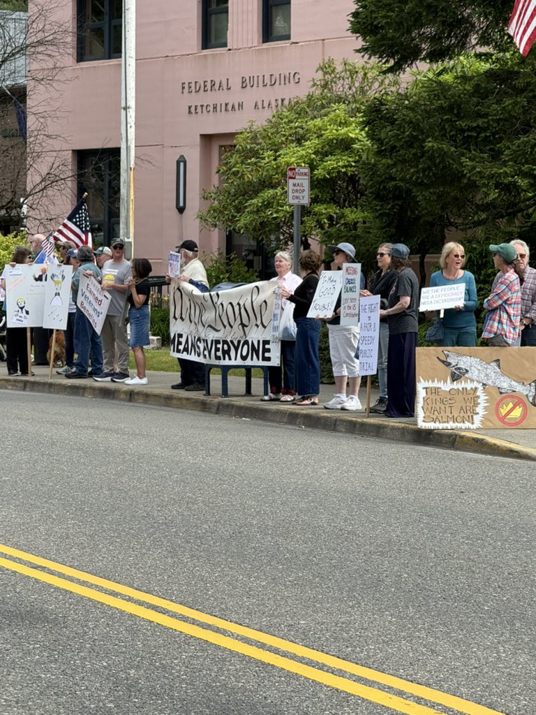 DagmarFreitag13's tweet image. 👍Bin heute in Ketchigan/Alaska in eine Anti-#Trump-Demo geraten! 👍
#Alaska ist ein klassischer "red State", also durch und durch republikanisch dominierter US-Bundesstaat.
Selbst hier gehen die Menschen mittlerweile auf die Straße!