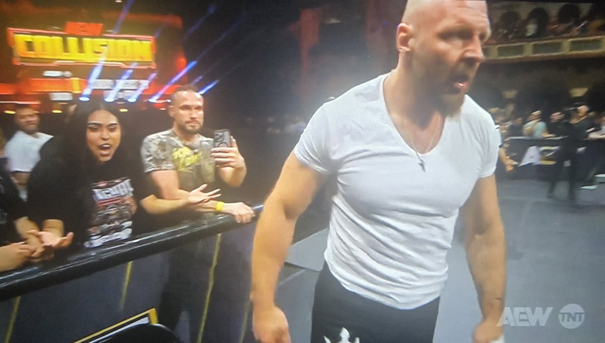 Iridian_fierro's tweet photo. HOW DARE YOU ATTACK A CHICAGO TREASURE ? #JusticeforColt #AEWCollision https://t.co/xZ656wwd4O