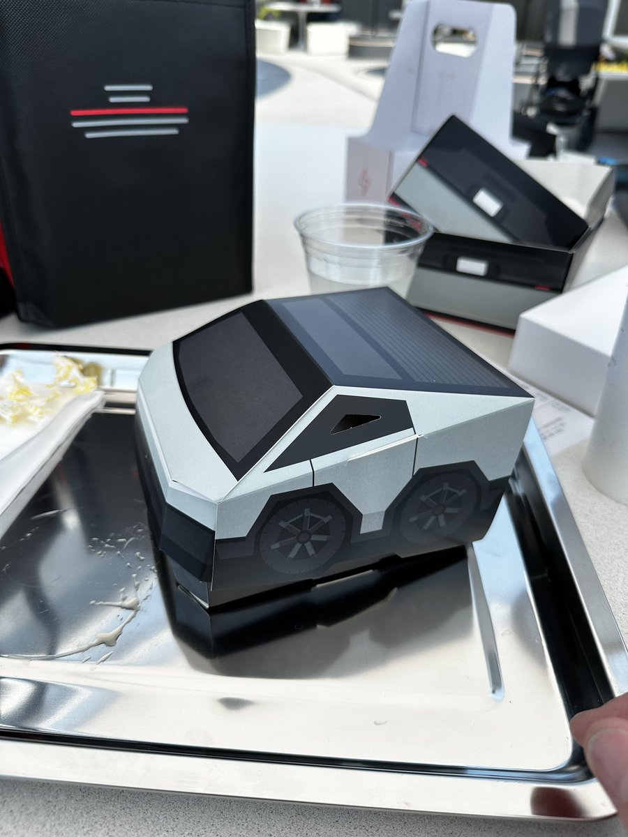 whistingbhole's tweet image. The presentation of the food was totally unexpected. The @cybertruck food box was sweet. The kids loved that they made a great kids hat. @Tesla #tesladiner