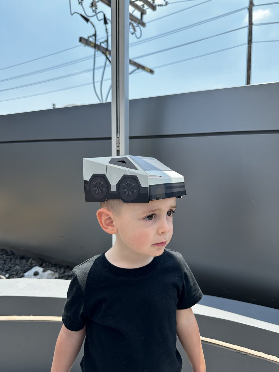 whistingbhole's tweet image. The presentation of the food was totally unexpected. The @cybertruck food box was sweet. The kids loved that they made a great kids hat. @Tesla #tesladiner