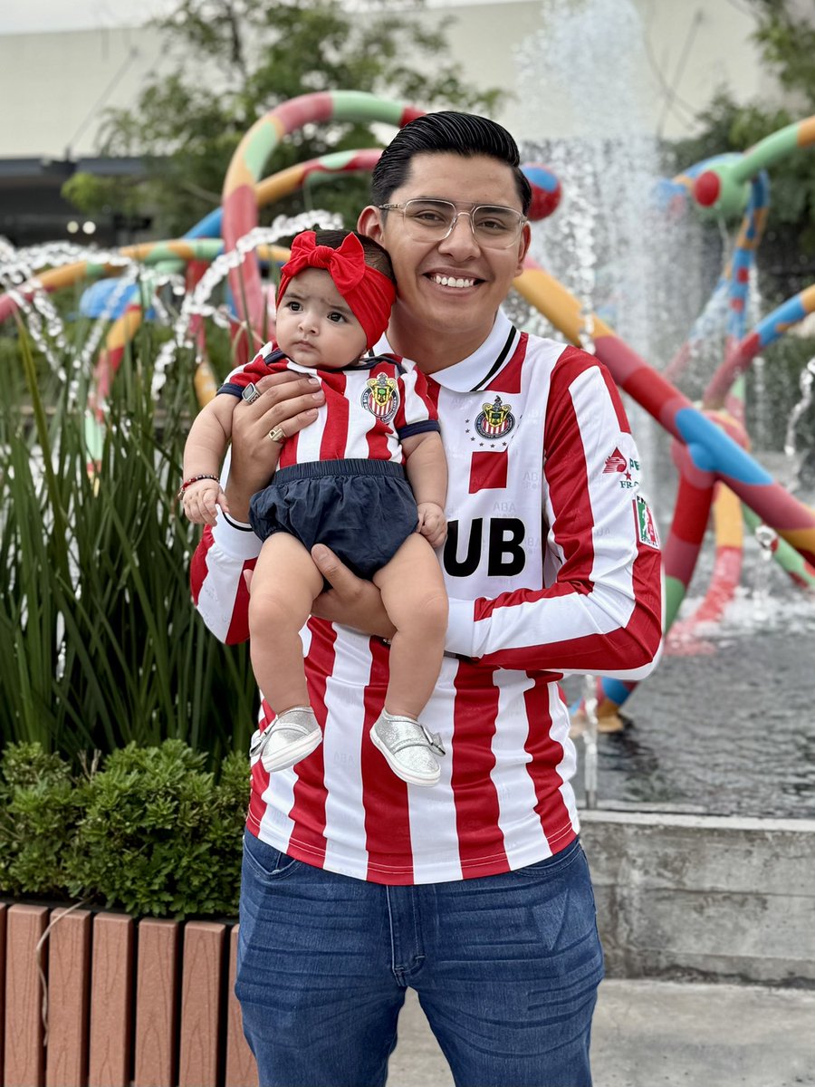 Chore401's tweet image. ¡Vamos @Chivas! Hoy hay que ganar 🔴⚪️🔵 

Hoy tengo una chivahermana más 🥰🏆 

#Chivas #Chivahermanos #Guadalajara #RebañoSagrado