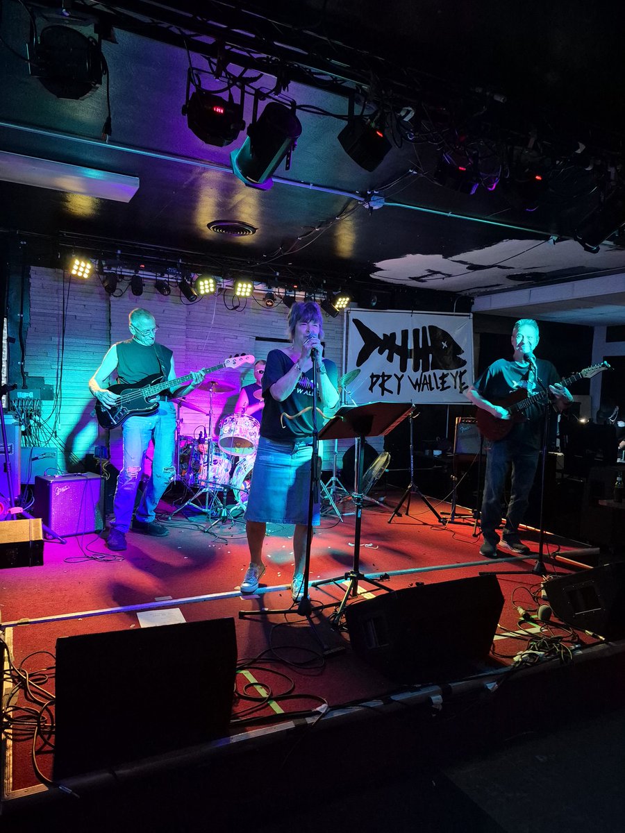 Watching Dry Walleye, at the Maple Grove Tavern! 
🍻🍻🍻🍻