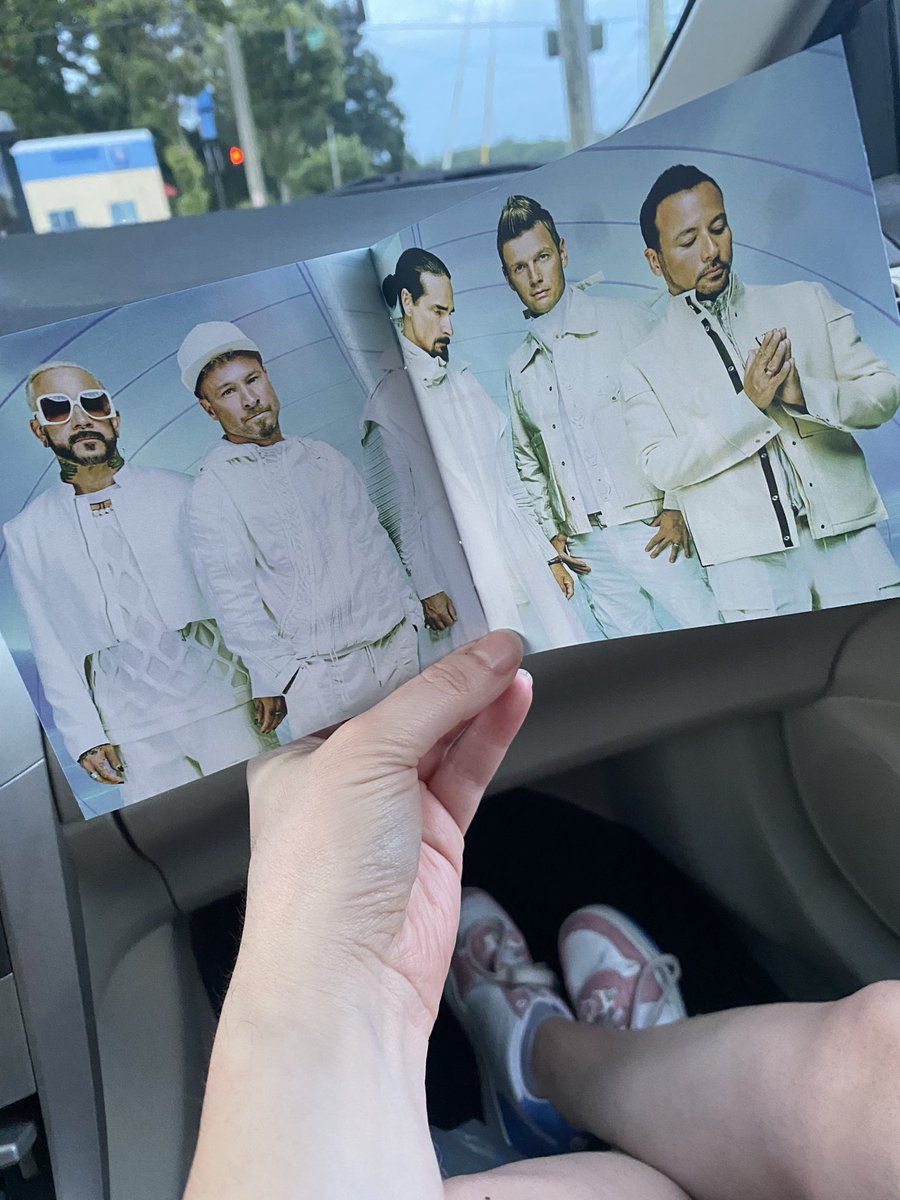 Mizzars_'s tweet image. New @backstreetboys album! ☑️
