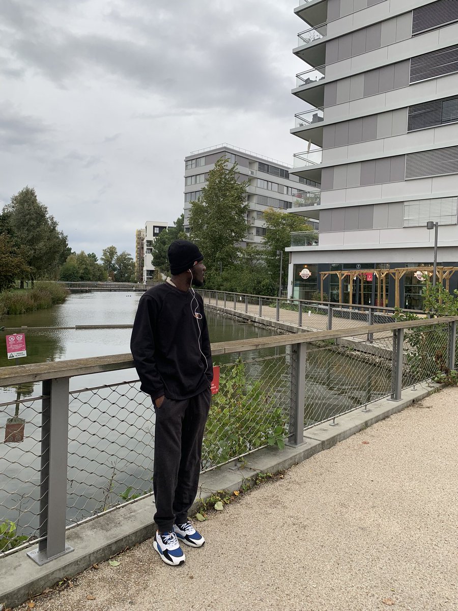 Le racisme entre noirs, il faut en parler sérieusement dans un livre une bonne fois pour toute. Qu’est ce qu’on cache sous ce sourire noir ?!