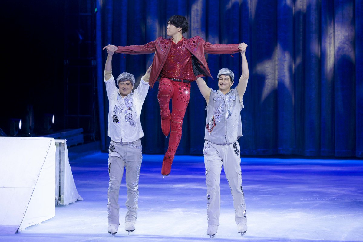 JPDisneyOnIce's tweet image. 🌹本日より会場にて展示開始🌹
東京公演初日のスペシャルオープニングアクトで華麗なパフォーマンスを披露してくださった宮舘涼太さん✨
そんな宮舘さんが当日着用していた”世界で1つだけの特別衣装”を本日よりディズニー・オン・アイスの会場で展示しています💫…
