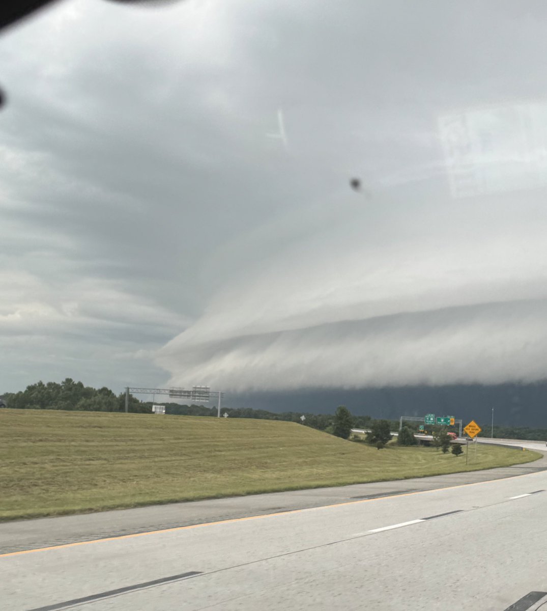 brokenankle_'s tweet image. a picture of the menacing shelf cloud southeast of greensboro from my friend about 20 minutes ago #ncwx