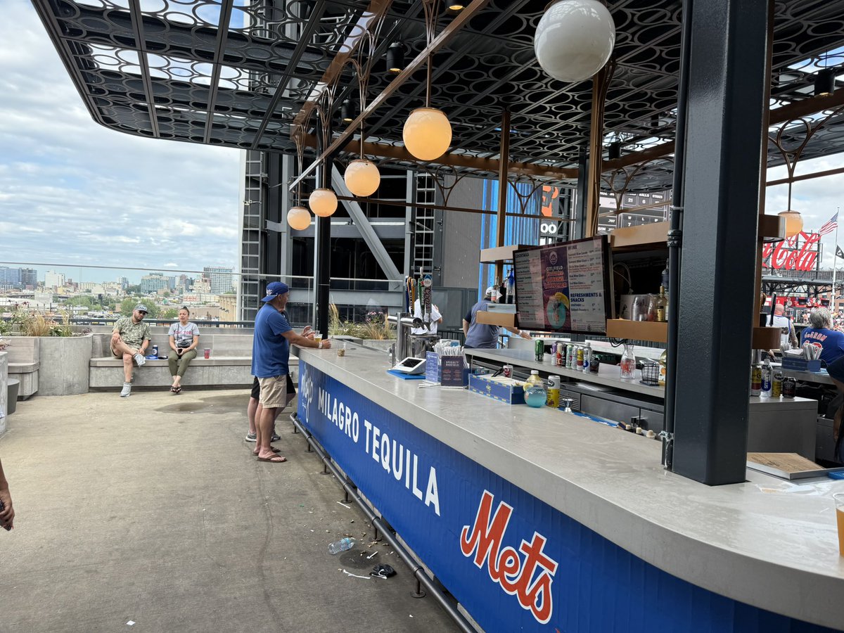 OjedaJay's tweet image. The lost sucked!! But had a good time and free beer helps!! #LGM