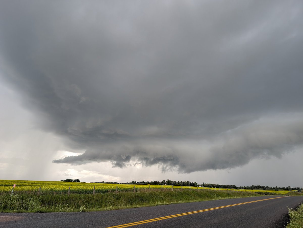 btk_weather's tweet image. Looking north from Okotoks 6:43pm #abstorm