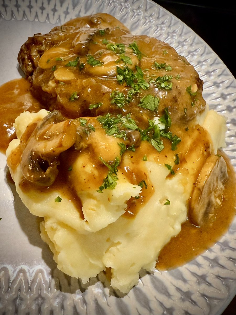 SammyJoCooks4U's tweet image. Be honest, which picture appeals to you more? 

A. Potatoes On Top
B. Potatoes On Bottom
C. Who the heck cares, totally
“would” either!! 🤤 

#SalisburySteak
#MashedPotatoes
#MushroomGravy
#HomeChef 
#SaturdayVibes