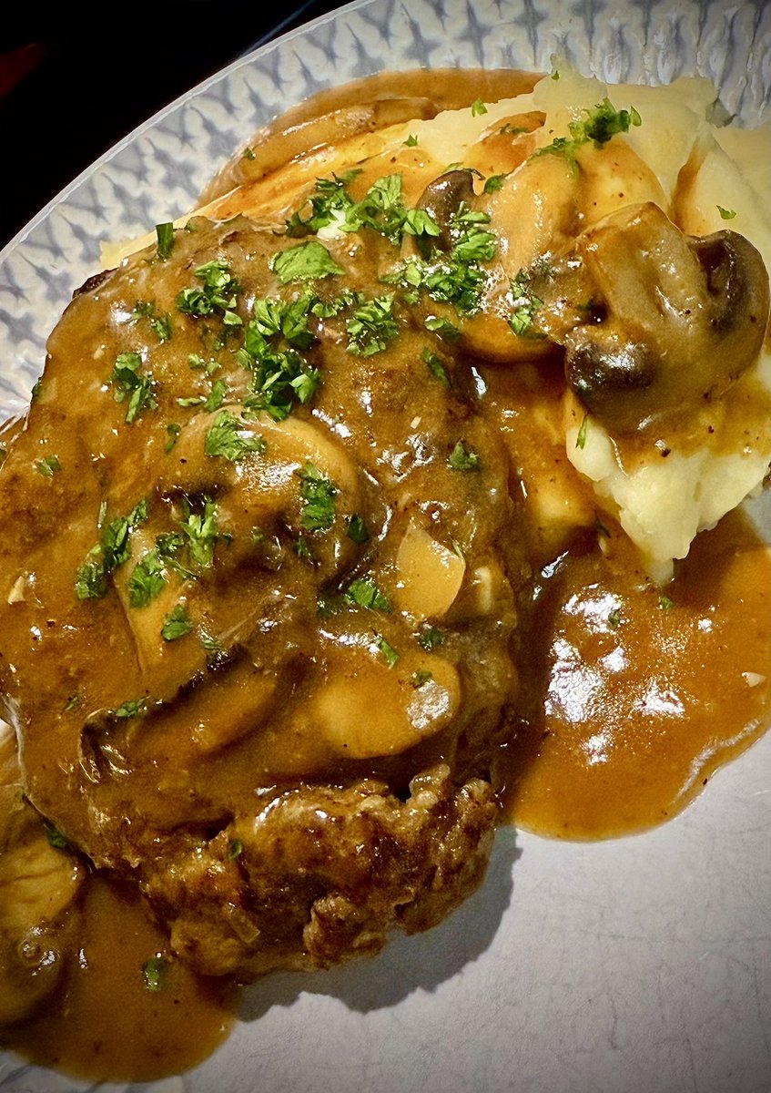 SammyJoCooks4U's tweet image. Be honest, which picture appeals to you more? 

A. Potatoes On Top
B. Potatoes On Bottom
C. Who the heck cares, totally
“would” either!! 🤤 

#SalisburySteak
#MashedPotatoes
#MushroomGravy
#HomeChef 
#SaturdayVibes