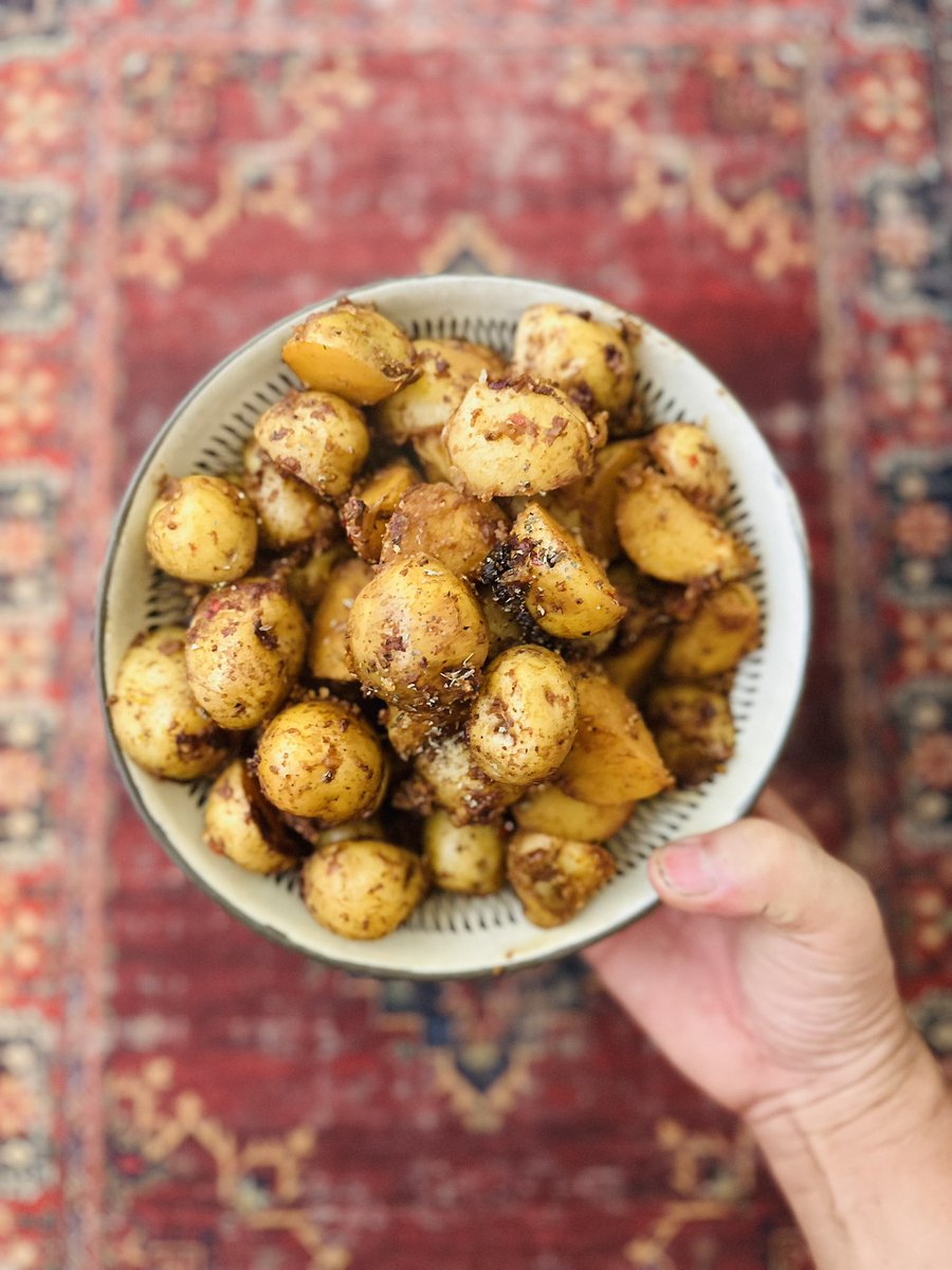 甦る若冲ナイトで輪島でとれた新ジャガをおつまみにお出ししていてふと思った。若冲は京都、錦の青物問屋（八百屋）「枡屋」（ますや）の生まれ。枡屋だから、升目を自己紹介的に洒落で描いたのでは？と思った。本名は、桝屋源左衛門だし。