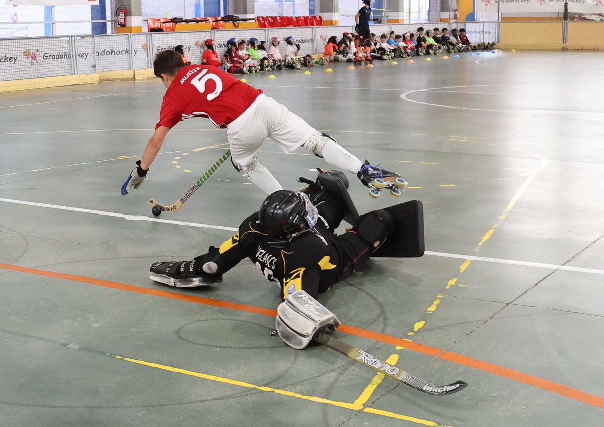 Gradohockey's tweet photo. 🎉 Última noche

Hoy celebramos el concurso de faltas directas, vivimos una doble sesión de pachangas contra monitores.

🎁 Los más mayores se despidieron del campamento con un merecido homenaje.

Gracias por ser parte la familia Gradohockey 💙 https://t.co/sv6QnZ4b3w