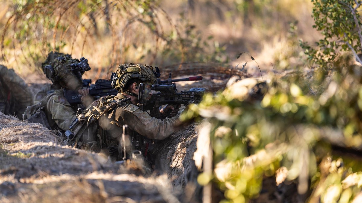 AustralianArmy's tweet image. Monday in our sights ๐
#AusArmy soldiers from Battle Group Ram watching out during trench assault on SQLD Warfighter.
๐ธ CPL Johnny Huang