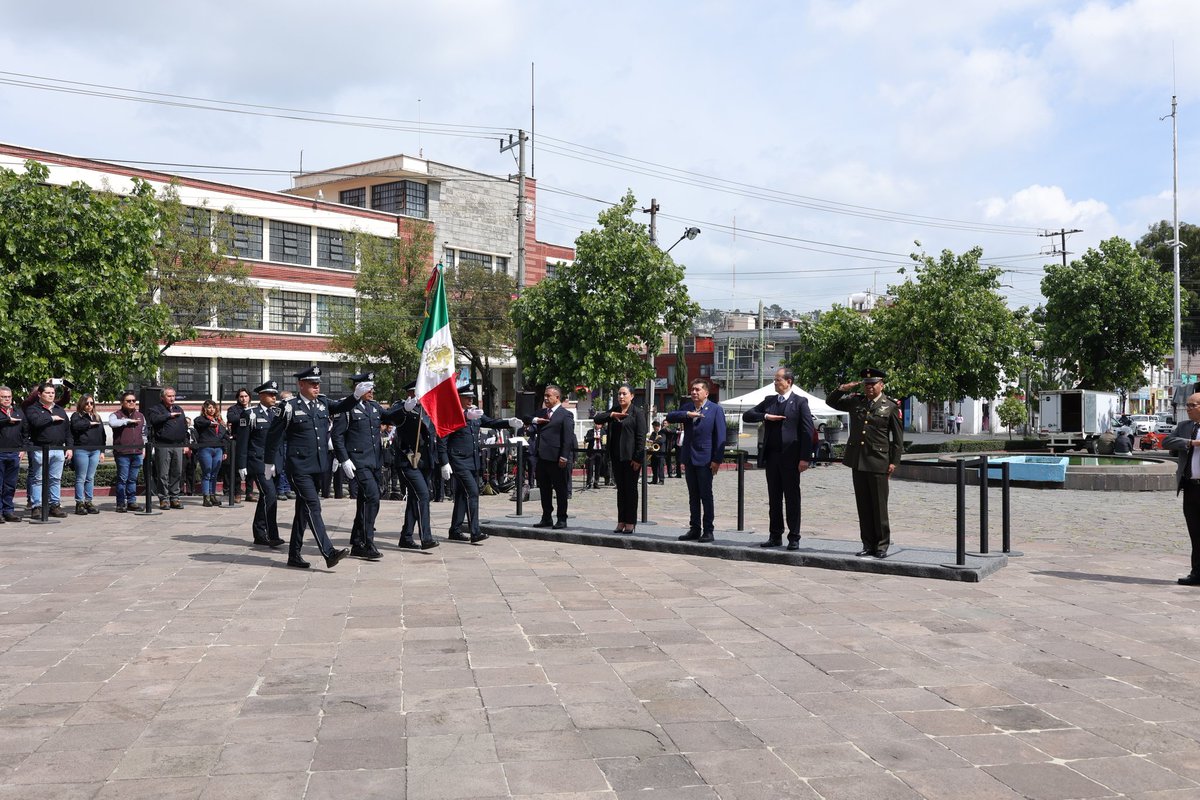PJEdomex's tweet image. El #PJEdomex se sumó a la Guardia Solemne de Honor con motivo del 153 aniversario luctuoso de Benito Juárez García, realizada en el Hemiciclo a Juárez, en el Jardín Reforma de #Toluca.
En representación del Poder Judicial, asistió el Secretario Técnico Carlos Romero, quien…
