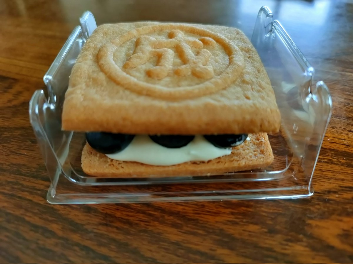 六花亭のマルセイバターサンドの生ブルーベリー入ったやつ。新商品。ブルーベリーの酸味がきいてて美味しい。甘さ控えめ。酸味苦手な人はだめだと思う（笑）。酸味少なめに改良されませんように。