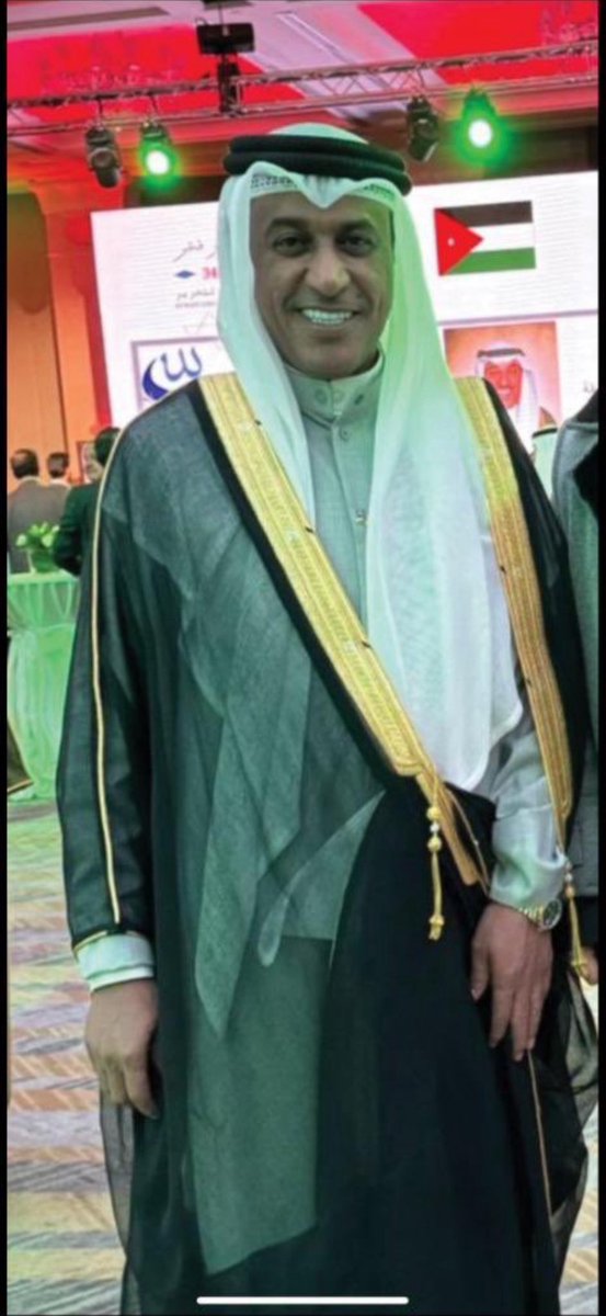 أخذت صيتها ولاسواها قبلك أحد
عبدالعزيز حسين الجارالله الحسيني
بديوانه بالأردن جوه ضيوف وعنده عشاء لأبناء عمومته وقالهم عشاكم يالربع بكره وأحلفوا وحرموا عليه والكريم يبقي كريم أستأذن من أبناء عمومته وقال لهم أنا راح أقلط الضيوف علي العشاء وأسميه بأسمهم وأنتم عشاكم بكره صاير صاير👌