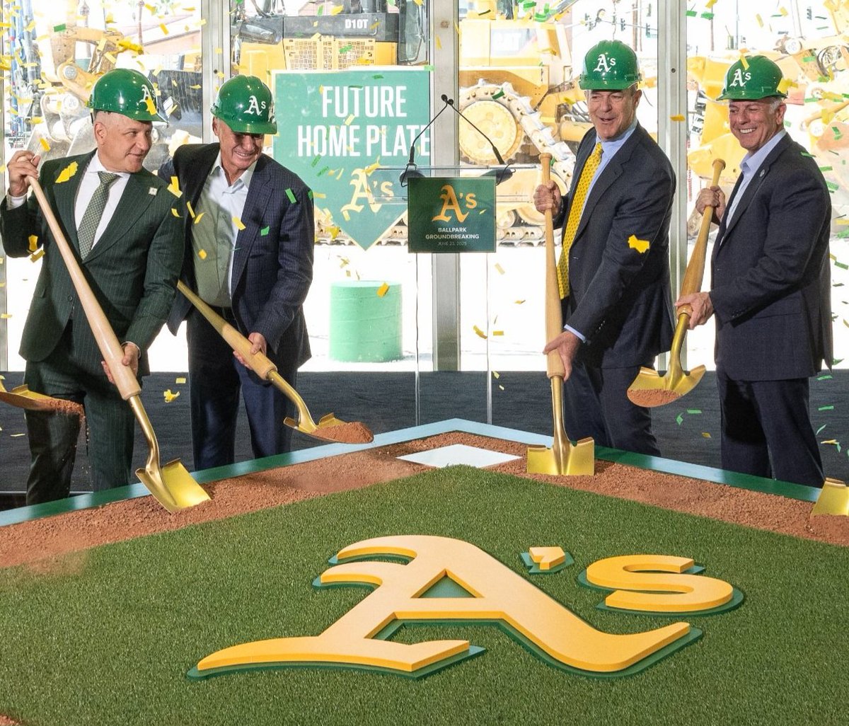 Sean_Martin77's tweet image. Looking at these lying f*cks reminds me of #Costanza trying to convince the Ross' that he has a home in the Hamptons
#FJF #SellTheTeam #ForeverOakland #Seinfeld