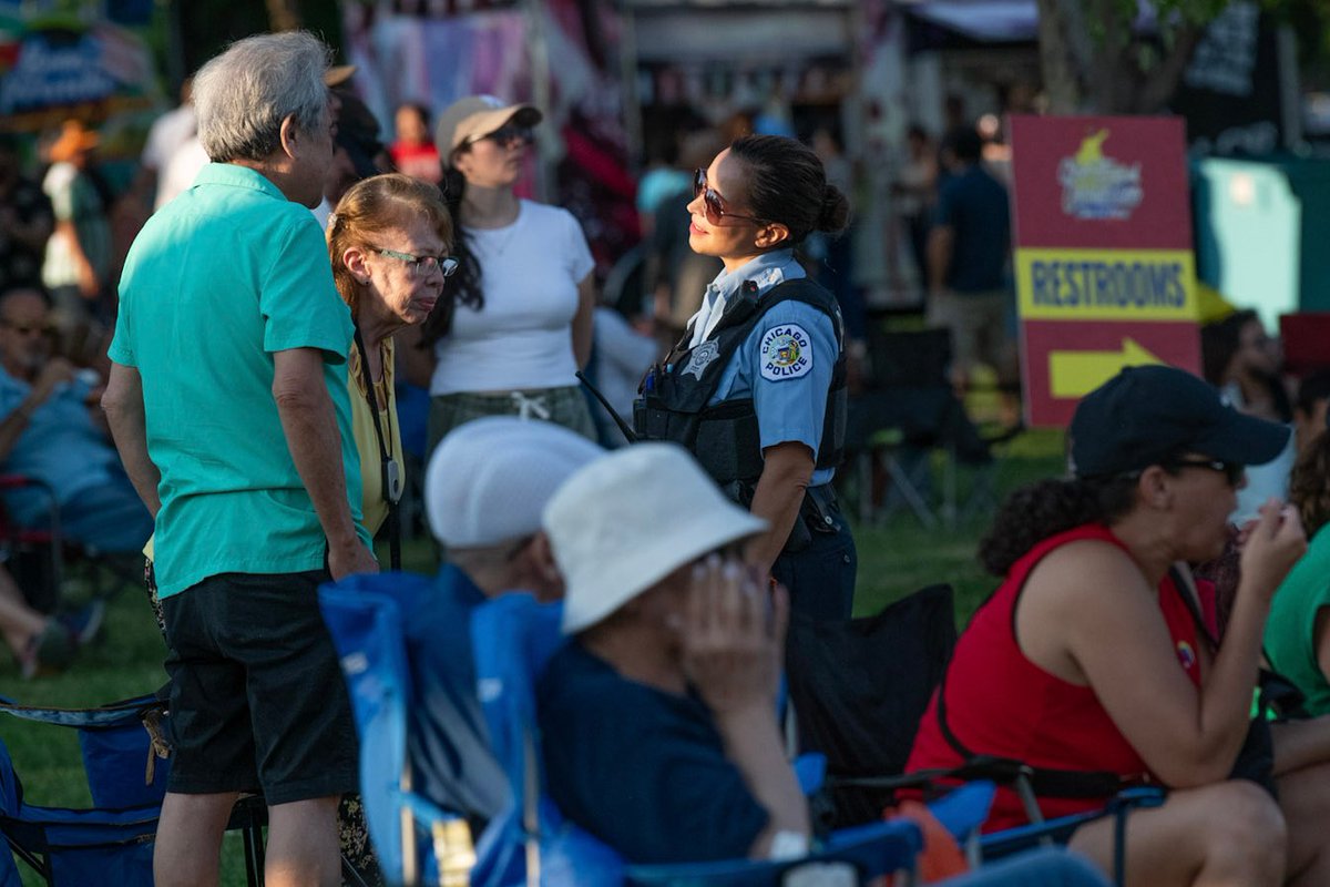 Chicago_Police's tweet image. The Chicago Police Department is visible and present at the El Gran Festival Colombiano in Humboldt Park this weekend to secure the area and ensure all attendees can enjoy the festival safely.