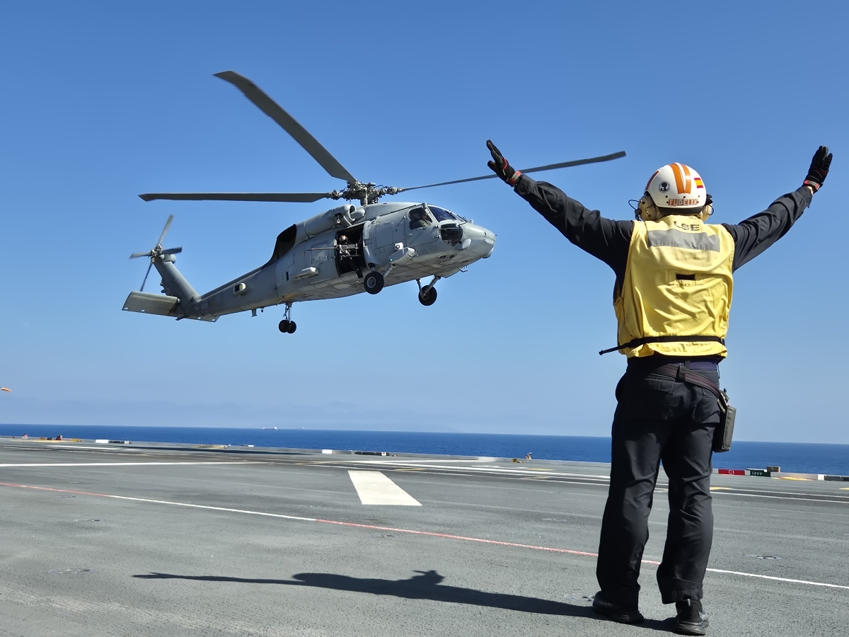 Armada_esp's tweet photo. ¡Operaciones de vuelo! ¡#Morsa🚁 al aire y #BuenosDías!
#SomosLaArmada🇪🇸⚓ https://t.co/V3WpnwmJNB