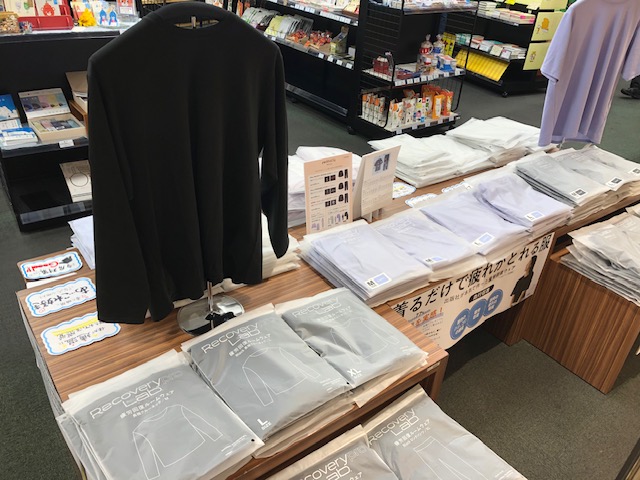 asahiya_city's tweet image. 【フェア】睡眠時の疲労回復をサポートしてくれる話題の #疲労回復ウェア 入荷しております!半袖だけでなく長袖もありますよ。
ぜひ手に取ってご覧ください!!
#宝島社 #リカバリーウェア