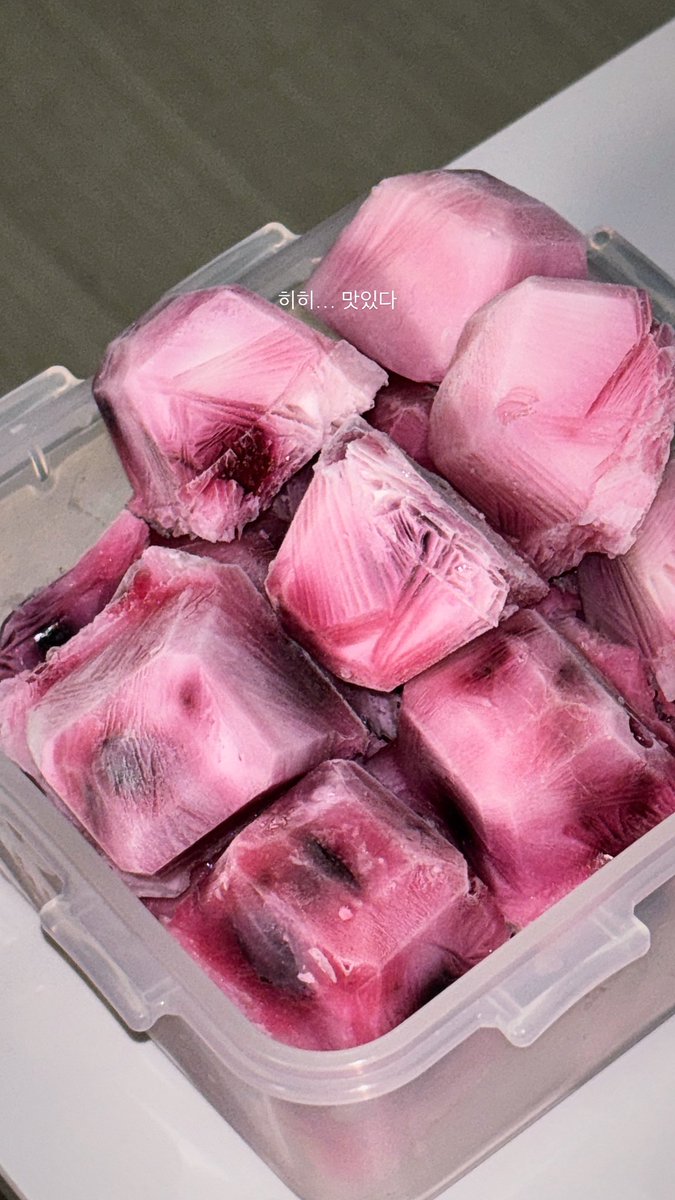 chapchapcho's tweet image. 요거트랑 과일 같이 얼려서 아이스 만들어 머금
맛있다..//