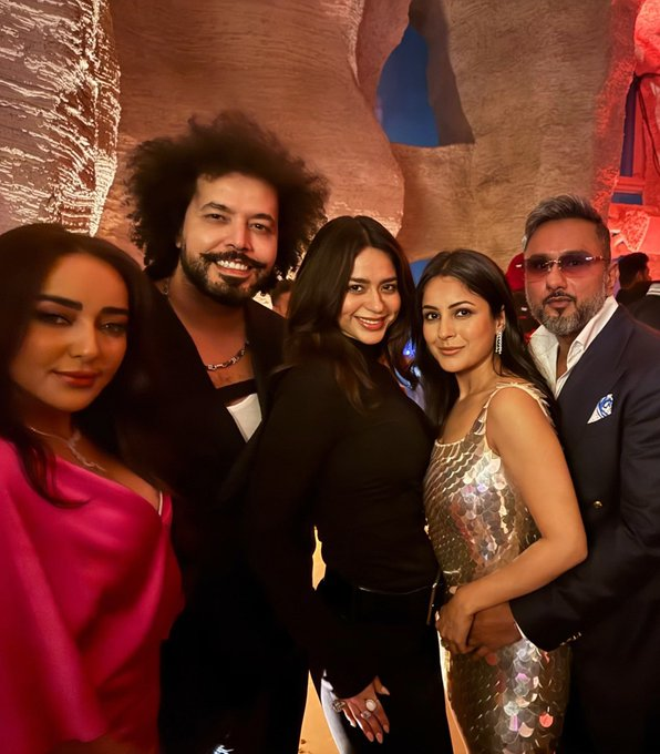 TrueBTCcalls's tweet photo. #ShehnaazGill       
   🌼🌼 Yo yo Honey Singh branch new watch Grand lunch event in mumbai.🦋🦋🦋🦋🦋🦋
#ShehnaazGill #Shehnaazians #SidNaaz #ShehnaazGill #ChitChatWithPaps #AchhiAchhiVideoDaalna #BollywoodBuzz #TellyBuzz #If #IndiaForums https://t.co/KrycZ2K2kh