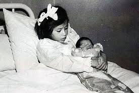 Dyson (@xynvylop) on Twitter photo <a href="/EliMaizi/">Eli II 🏴☠️</a> / Lina Marcela Medina de Jurado (née le 23 septembre 1933) est une Péruvienne devenue la plus jeune mère confirmée de l'histoire. En 1939, elle accoucha à l'âge de 5 ans, 7 mois et 21 jours, al allah akpar. <a href="/EliMaizi/">Eli II 🏴☠️</a> / Lina Marcela Medina de Jurado (née le 23 septembre 1933) est une Péruvienne devenue la plus jeune mère confirmée de l'histoire. En 1939, elle accoucha à l'âge de 5 ans, 7 mois et 21 jours, al allah akpar.
