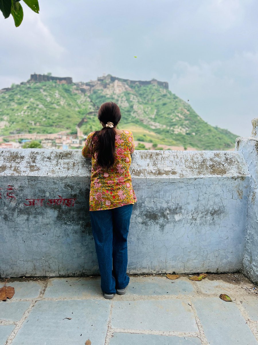 मत कर तमन्ना किसी को पाने की, बड़ी बेदर्द निगाहे हैं जमाने की, तू खुद को बना काबिल इस क़दर, कि तमन्ना करे लोग तुझे पाने की...🫣🙌