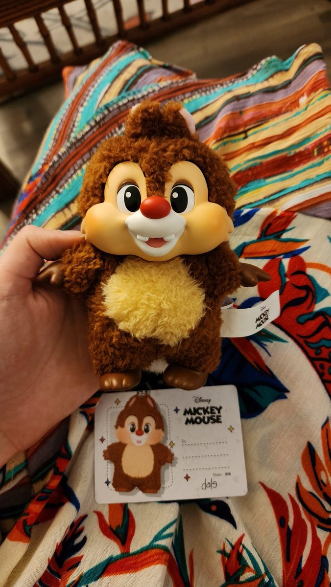 neunhofferart's tweet image. I was given this blind box as a gift for tabling at the card shop today, and when I pulled Dale my cousin said 'you should wear it on your bag and make people think you have the brown Labubu' ๐