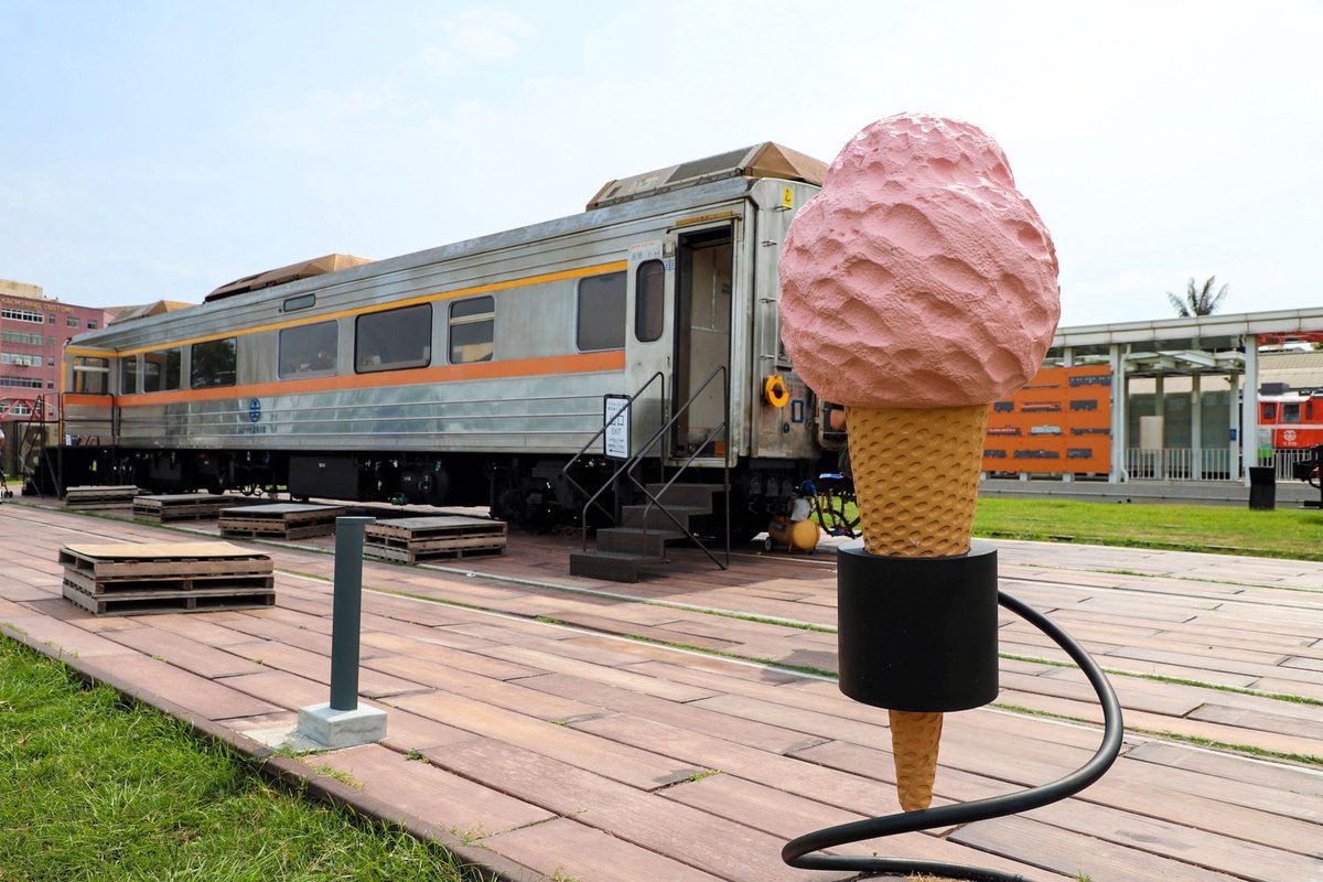 KaohsiungCity's tweet photo. On #InternationalIceCreamDay, let's eat ice cream! 🍨
It's sooo hot!
Look at those colorful and enticing colors, and the drooling variety of flavors! That icy coolness will instantly chase away the heat.
This special day is the perfect excuse to enjoy one scoop after another! 😋 https://t.co/LdPW0toefU