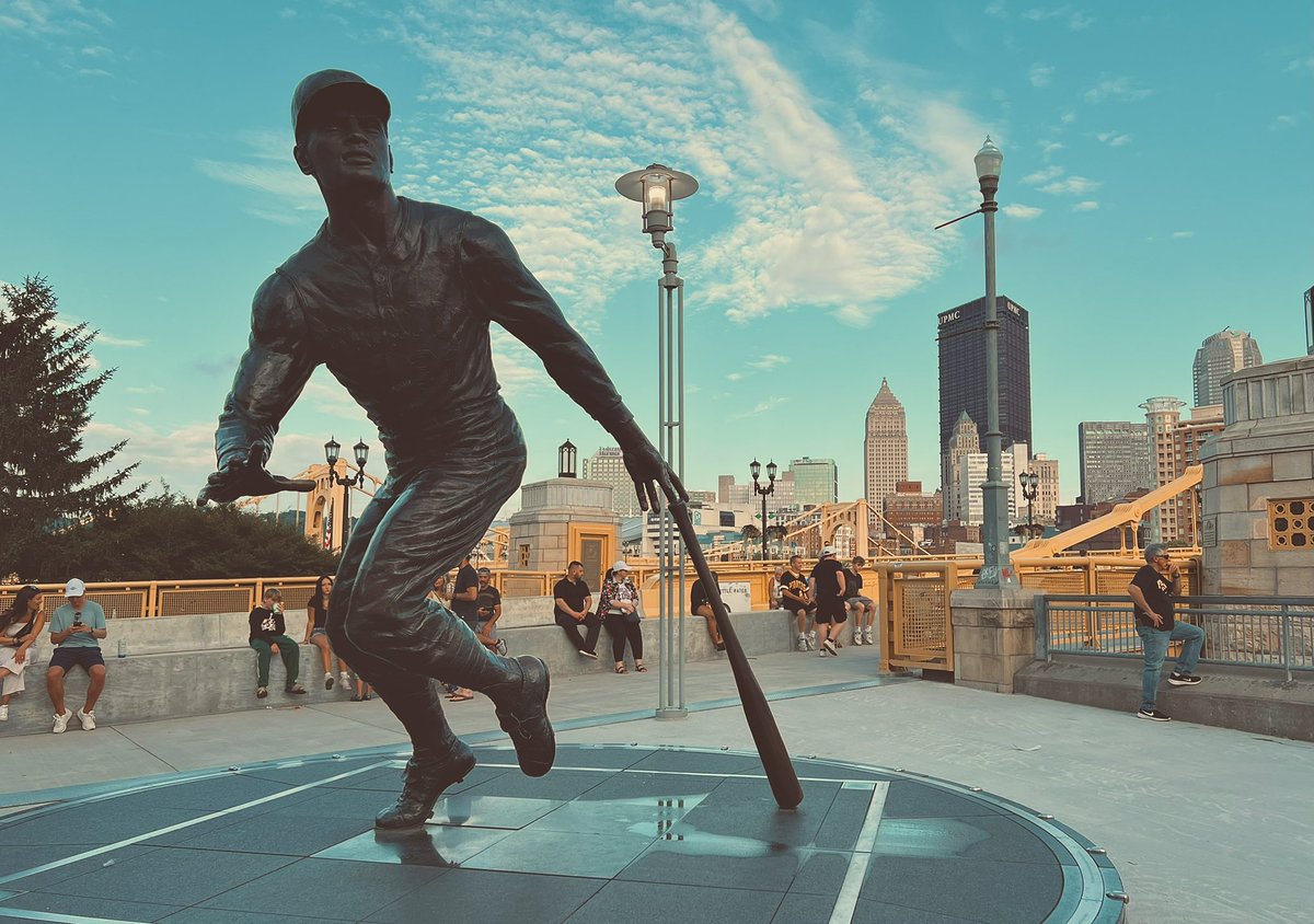 NoEngrishPlease's tweet image. Uber driver: “People in Pittsburgh gatekeep how beautiful it is so no one moves here.”

I get why now.