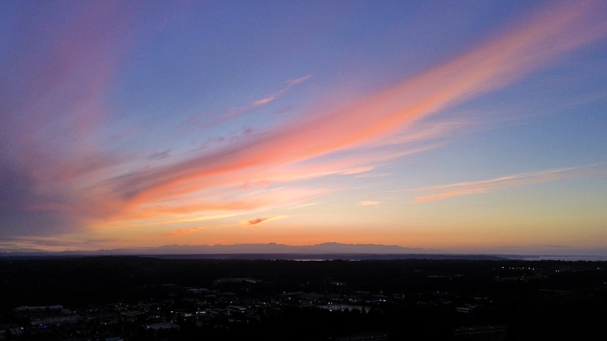The_Weatherman2's tweet image. The sky looked like it had a cirrus brushstroke across it on Saturday evening in Federal Way! #wawx #dronephotography