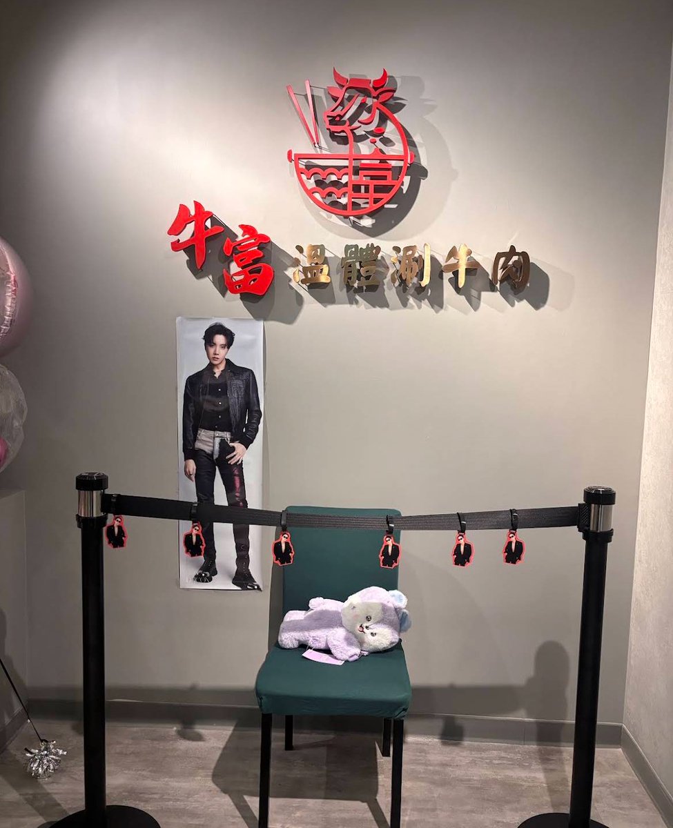 如果有要去朝聖牛富餐廳的話建議是不要了，疑似草店之外員工還在別家餐廳因為不爽臨桌聊政治就動手打人。炎上後餐廳還硬拗是因為別桌先有「推擠行為」，議員與警方介入後用監視器確認是單方施暴。在谷歌評論看到店家推出J套餐還有海報貼牆上，真不希望跟這種店扯上關係⋯
threads.com/@lawrence0828/…