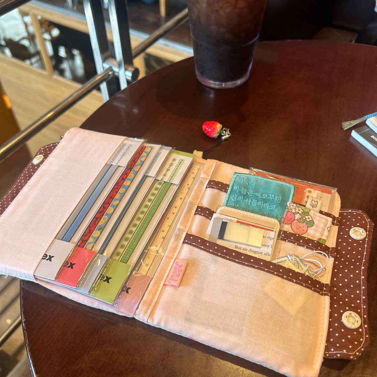 독서 파우치랑 책 주섬주섬 챙겨서 카페 왔어요