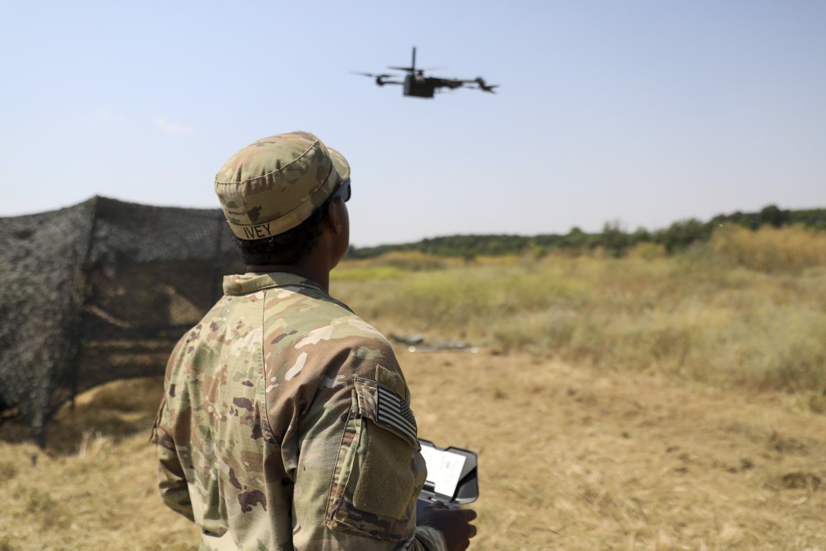 USArmyEURAF's tweet image. 🚀 101st Airborne Division embracing the future!
Soldiers train with Skydio X102D drones in Romania, bolstered by V Corps support. Staying ahead of the curve! 🇺🇸
📸 Sgt. Adel Pacheco Alvarez